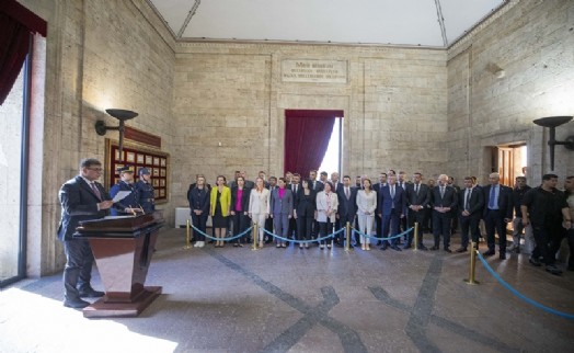 Başkan Tugay ve İzmir'in ilçe belediye başkanları Anıtkabir'i ziyaret etti