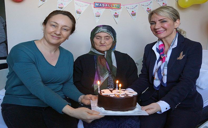 100'üncü yaş gününü hastanede kutladı