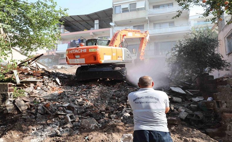 Bayraklı'daki metruk bina belediye tarafından yıkıldı