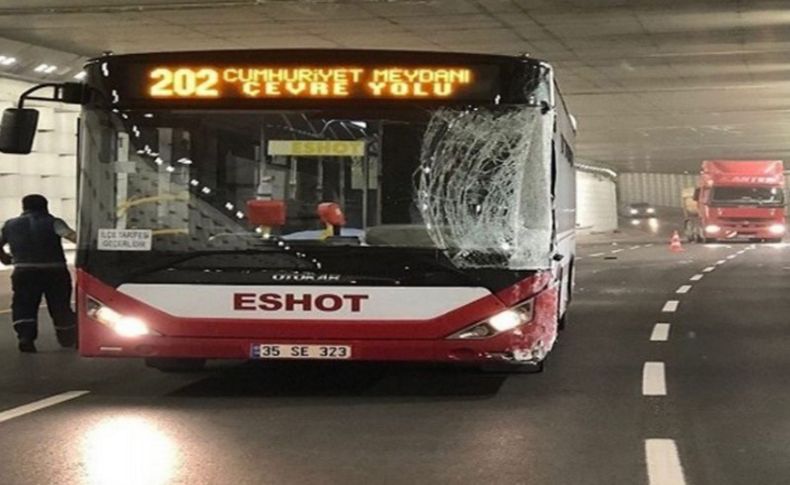 Belediye otobüsü kazasında şoför yaralandı