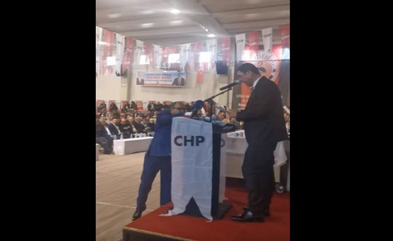 CHP Çiğli İlçe Kongresi'nde centilmenlik rüzgarı! Akgül'den rakibine su ikramı