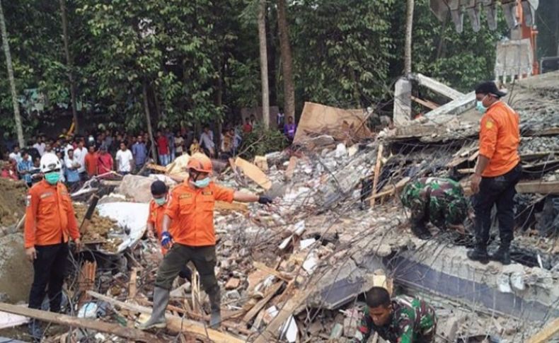 Endonezya'da 6,5 büyüklüğünde deprem: Ölü sayısı artıyor