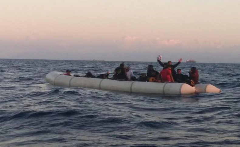 Foça'da 35 kaçak göçmen kurtarıldı