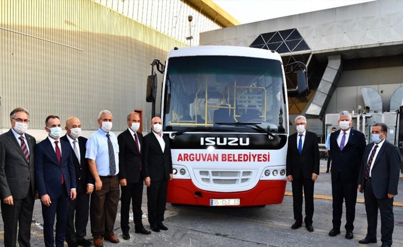 İzmir Büyükşehir Belediyesi 9 ilçeye otobüs hibe etti