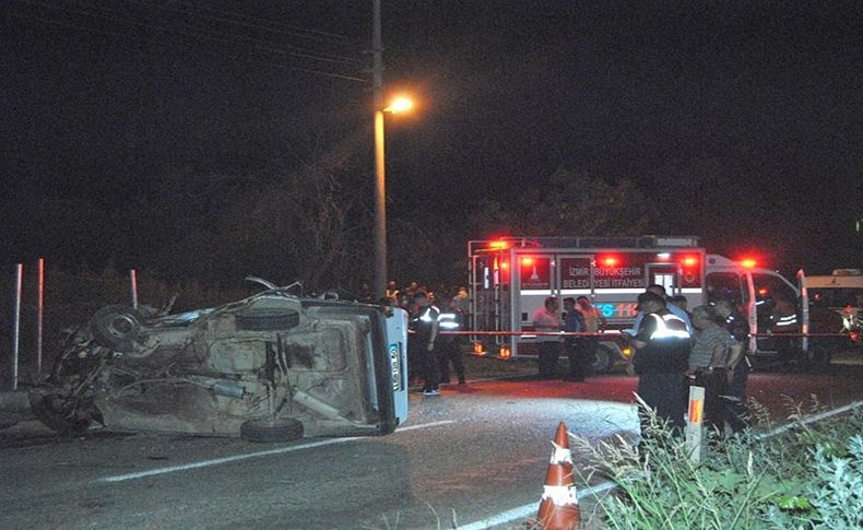 İzmir'de 2 otomobil çarpıştı: 2 ölü, 1 ağır yaralı