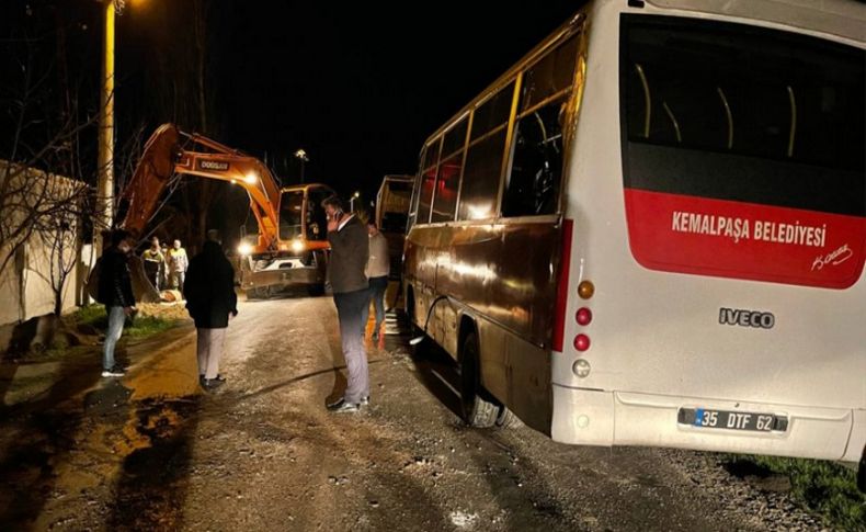 İzmir'de belediye personelini taşıyan midibüs devrildi: 4 yaralı