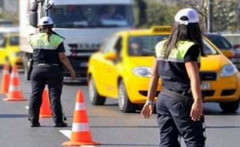 İzmir'de ceza yazan trafik polislerine saldıran 4 kişi tutuklandı