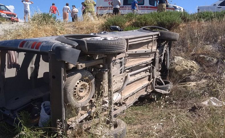 İzmir'de hafif ticari araç devrildi: 9 yaralı