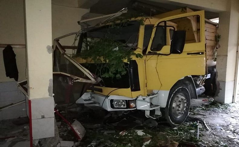 İzmir'de kontrolden çıkan kamyon, kahvehaneye daldı!