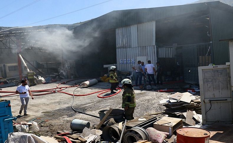 İzmir'de otluk alanda çıkan yangın konteyner fabrikasına sıçradı