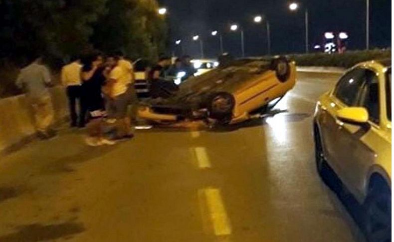 İzmir'de otomobil bariyerlere çarptı