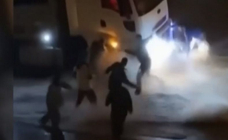 İzmir'de sele kapılan kadının kurtarılması cep telefonu kameralarınca görüntülendi