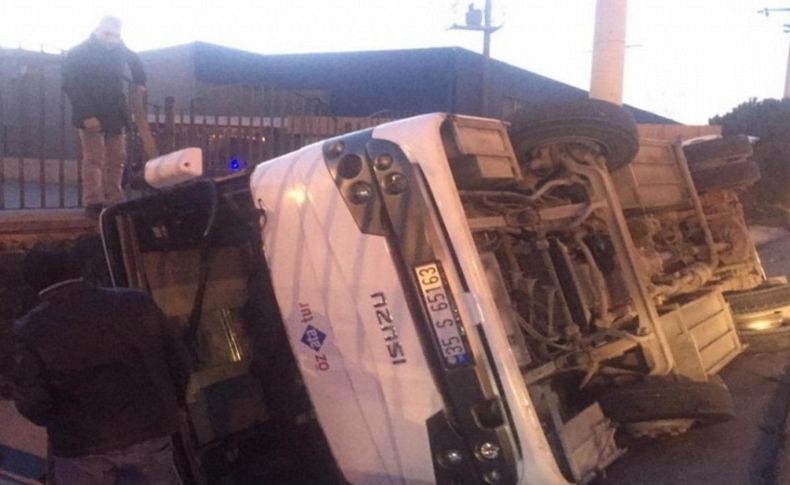 İzmir'de servis minibüsü otomobille çarpıştı: Çok sayıda yaralı var