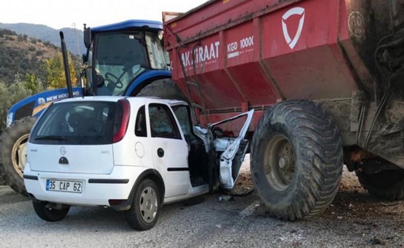 İzmir'de traktör ile otomobil çarpıştı: 3 yaralı