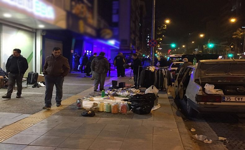 İzmir'de vatandaşlardan seyyar satıcılara koronavirüs tepkisi