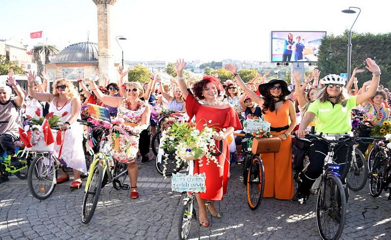 İzmir'in 'Süslü kadınlar' özgürlük için pedal çevirdi