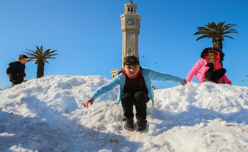 İzmirlilerin beyaz mutluluğu... Konak Meydanı'nda kar sürprizi