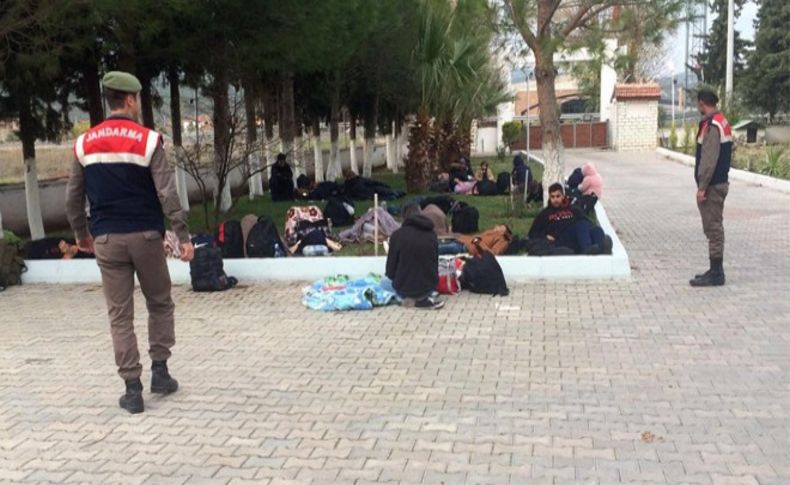 Jandarmadan İzmir'in 3 ilçesinde göçmen kaçakçılığı operasyonu