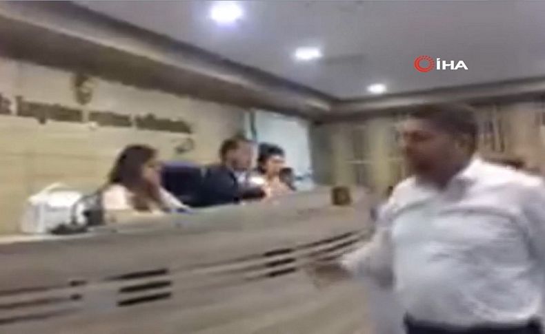 Menemen'de gergin Meclis! Zabıta eşliğinde salondan çıkarıldı