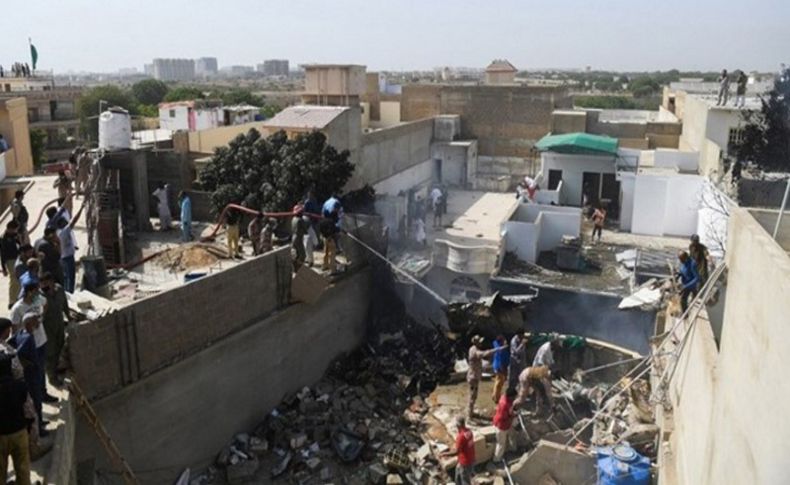 Pakistan'da 90 yolcu taşıyan uçak yerleşim alanına düştü