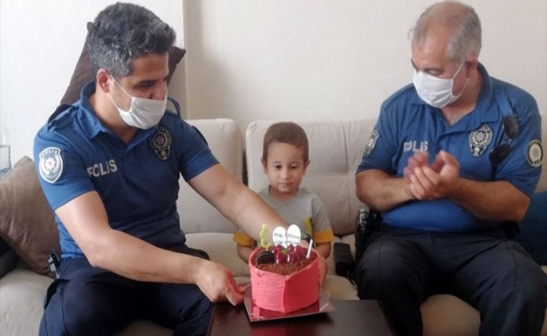 Polislerden minik Ata'ya sürpriz doğum günü