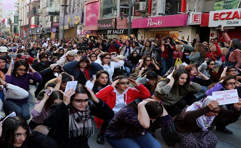 Şilili kadınların danslı protestosuna İzmir'den destek