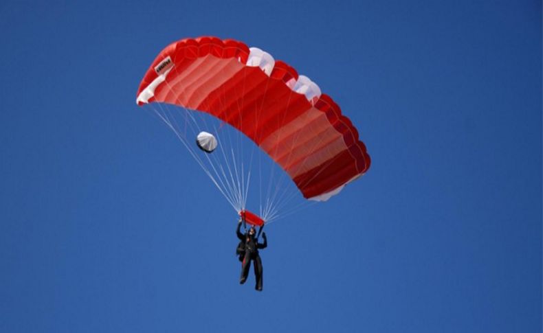 Türk paraşütçüler rekor için çalışıyor