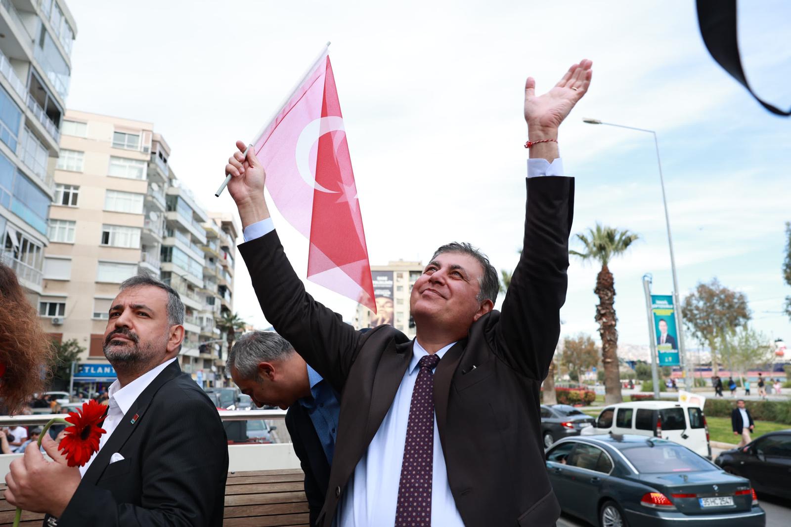 Özel, Karşıyaka’da üstü açık otobüsle şehir turu yaparak vatandaşları selamladı