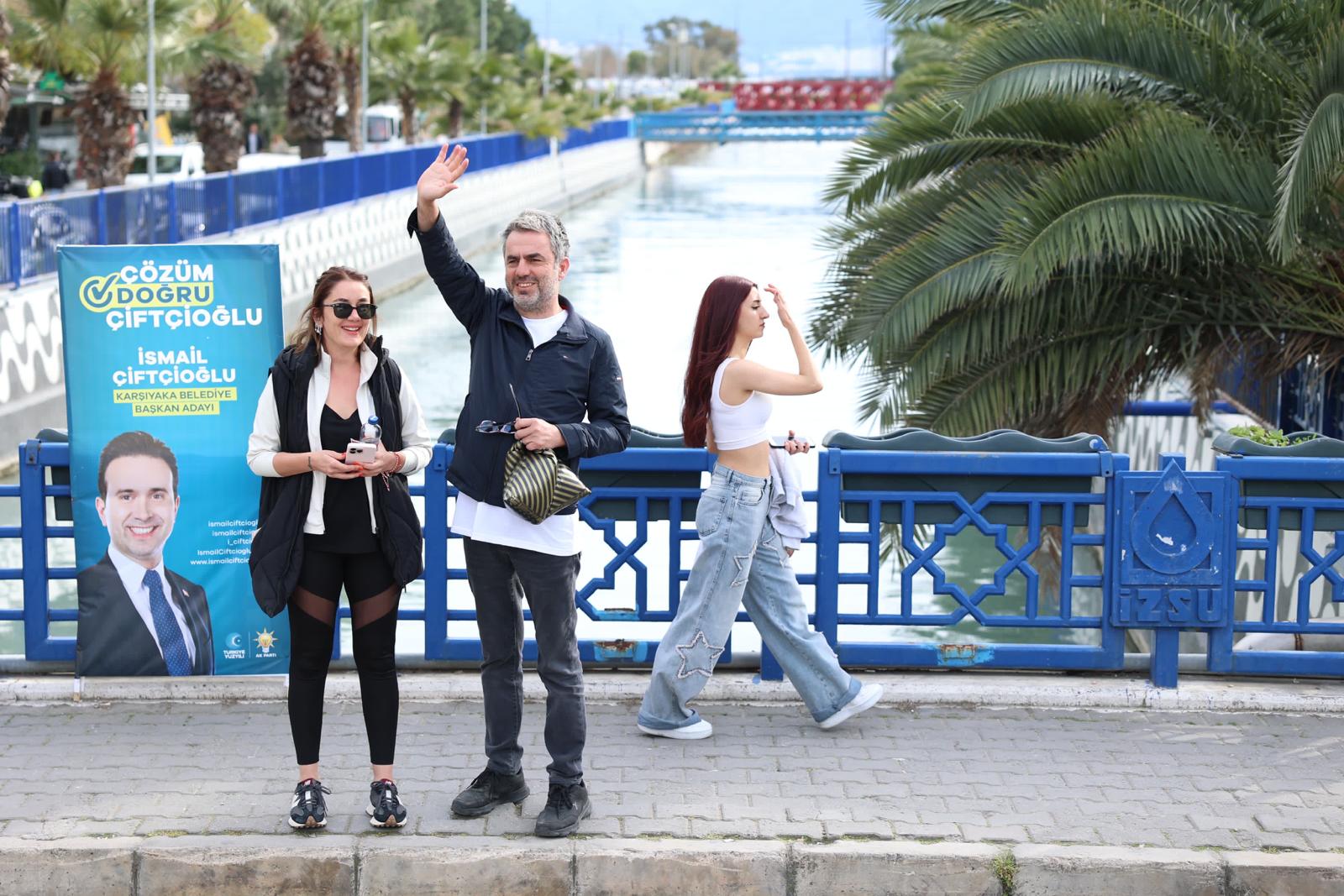 Özel, Karşıyaka’da üstü açık otobüsle şehir turu yaparak vatandaşları selamladı