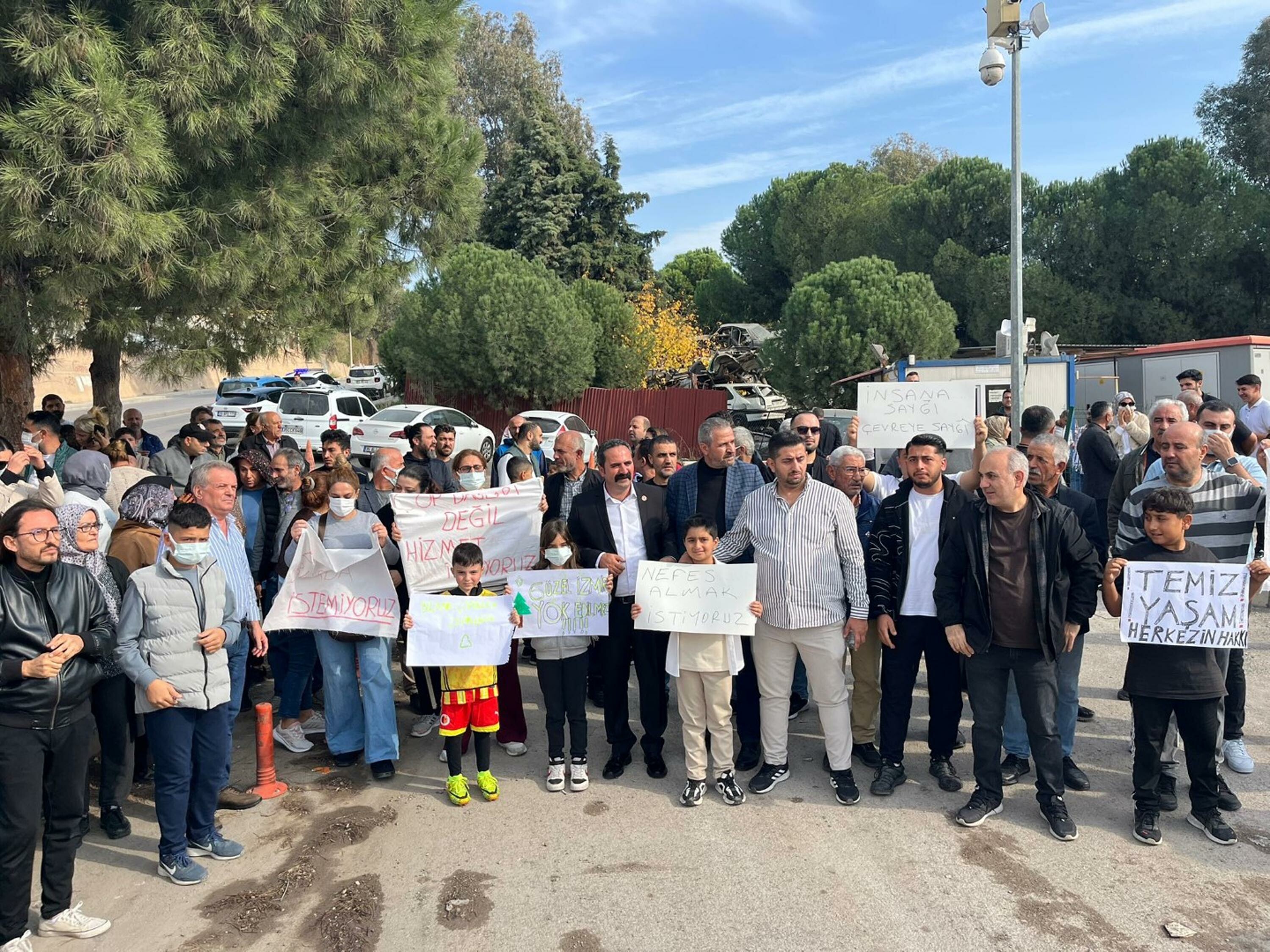 Buca'da mahalleliden 'çöp' eylemi