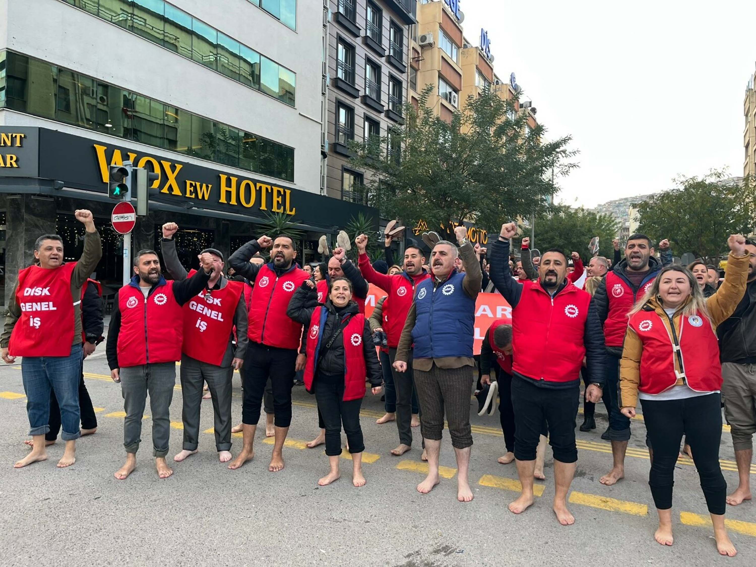 İzmir'de belediye işçileri 'çıplak ayakla' yürüdü