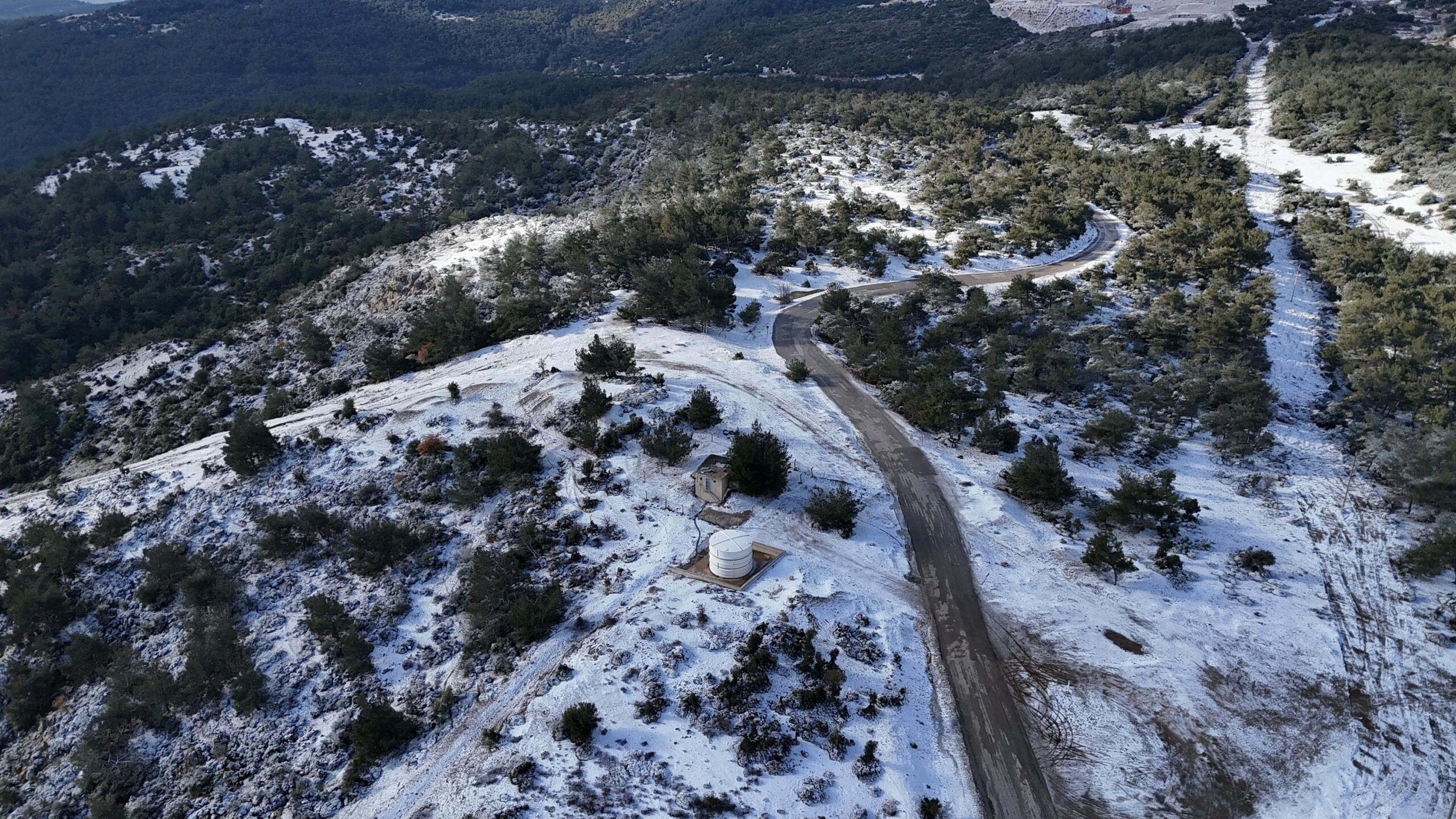 İzmir’in yüksek kesimlerine mevsimin ilk karı düştü