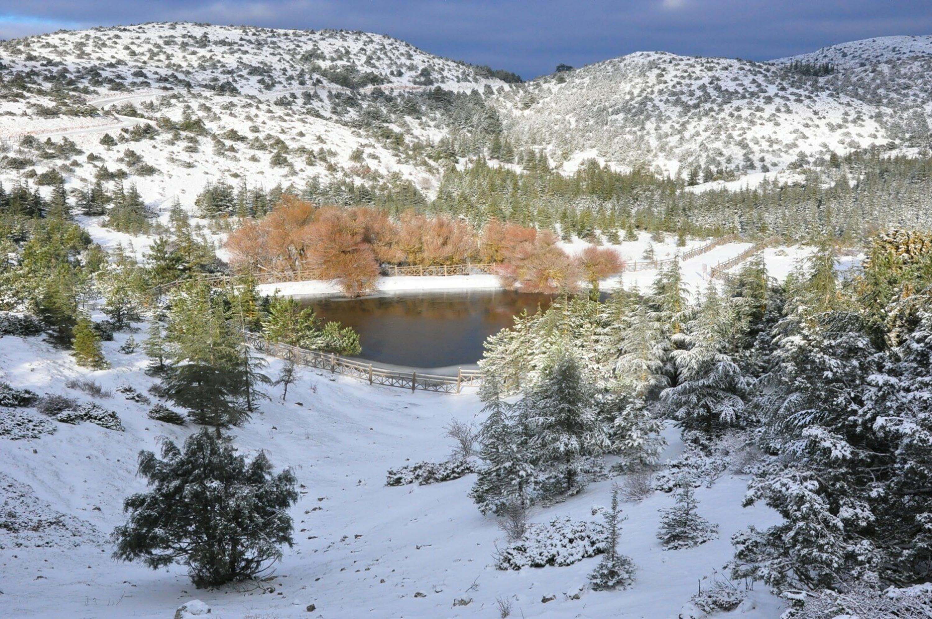 Spil Dağı, beyaz örtüyle kaplandı
