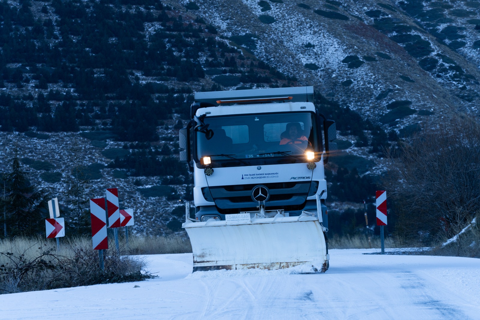 Büyükşehir'den Spil’den Bozdağ’a kar kaplanan yollara müdahale
