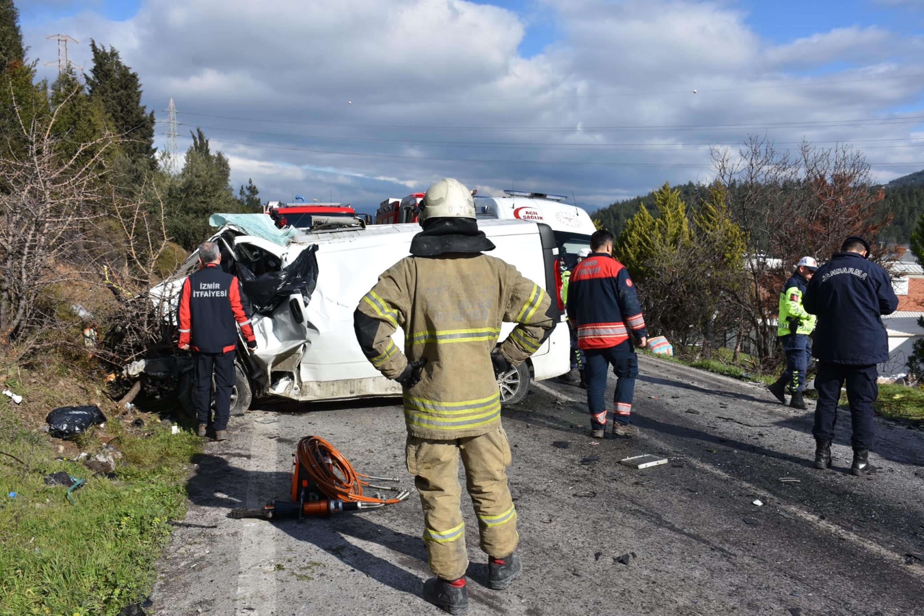 İzmir'de belediye otobüsü ile minibüs çarpıştı: 1 ölü, 1'i ağır 8 yaralı