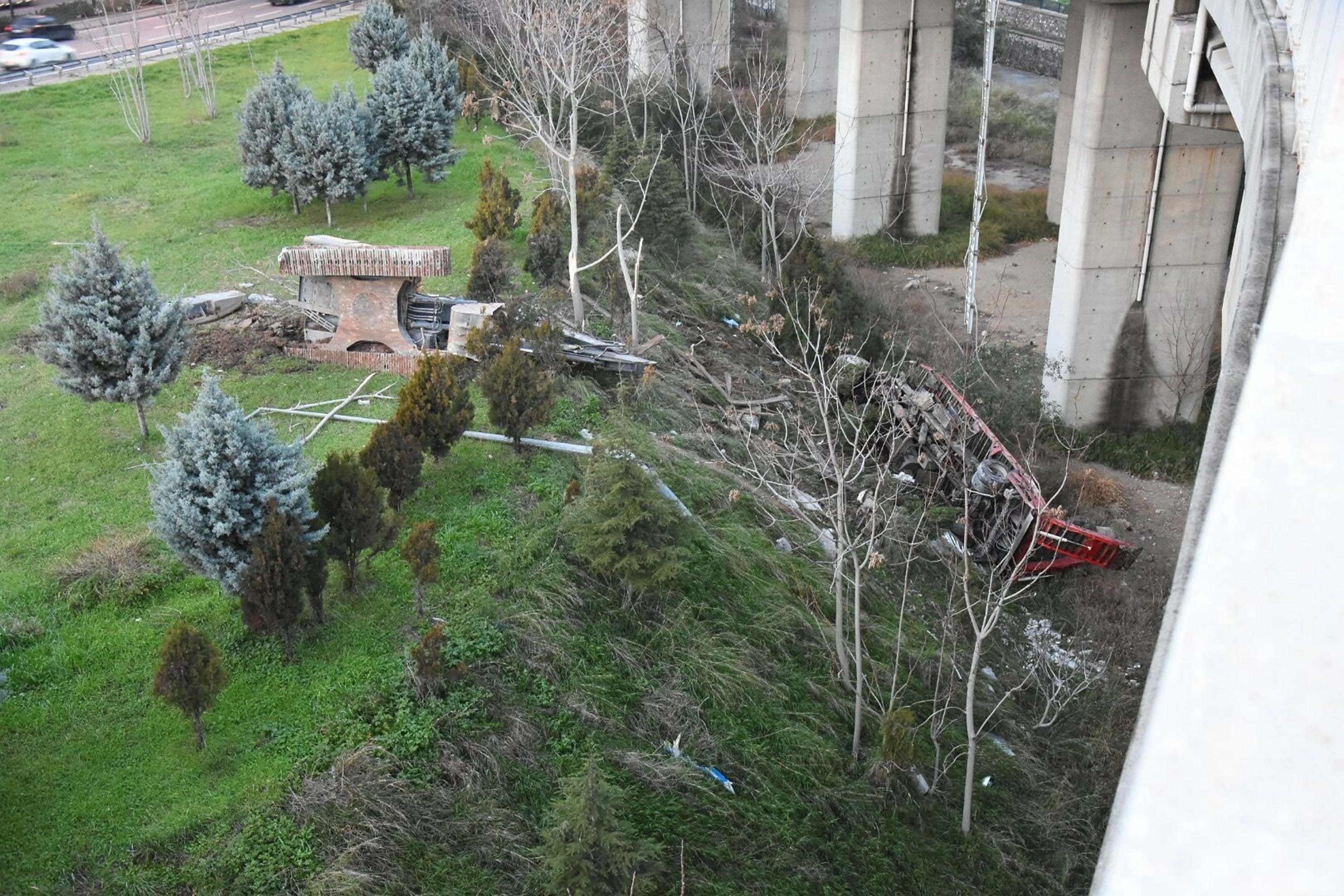 Homeros Bulvarı'nda feci kaza: TIR viyadükten düştü