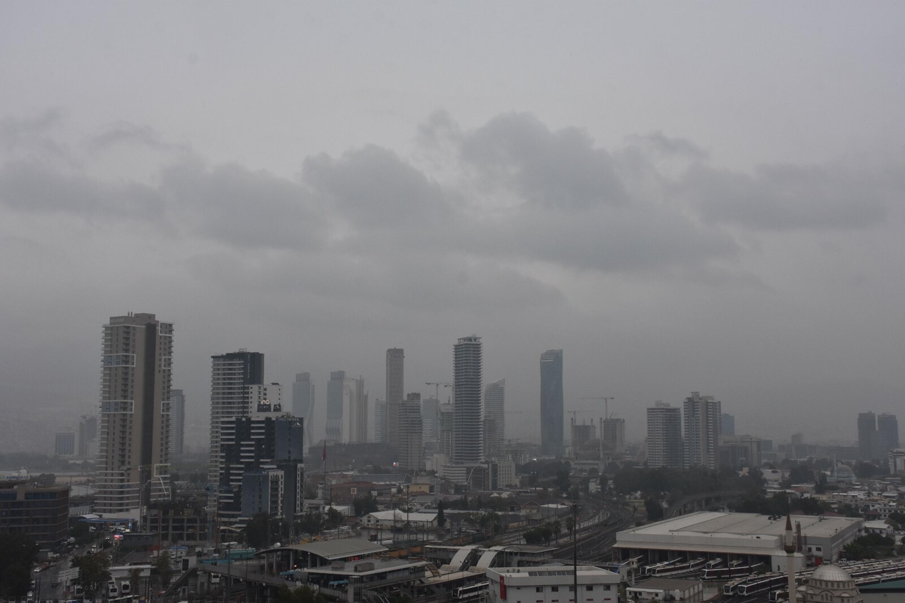 İzmir'i sis bulutu kapladı