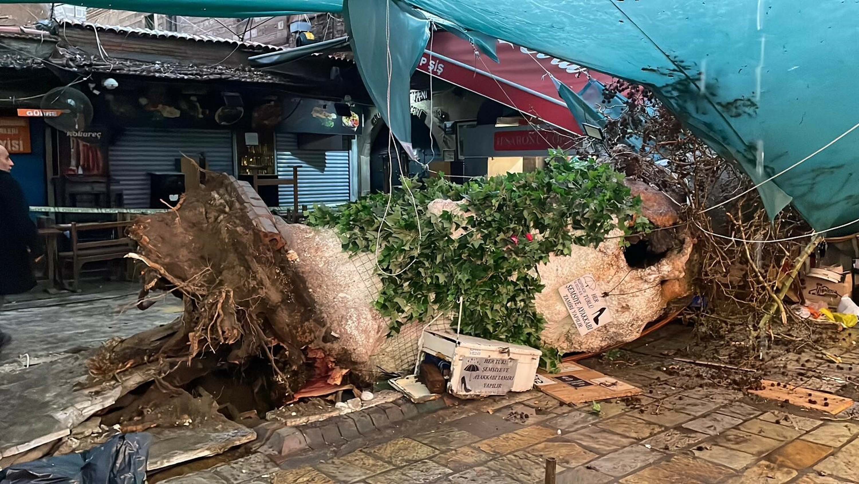Kemeraltı Çarşısı'nda asılık ağaç devrildi