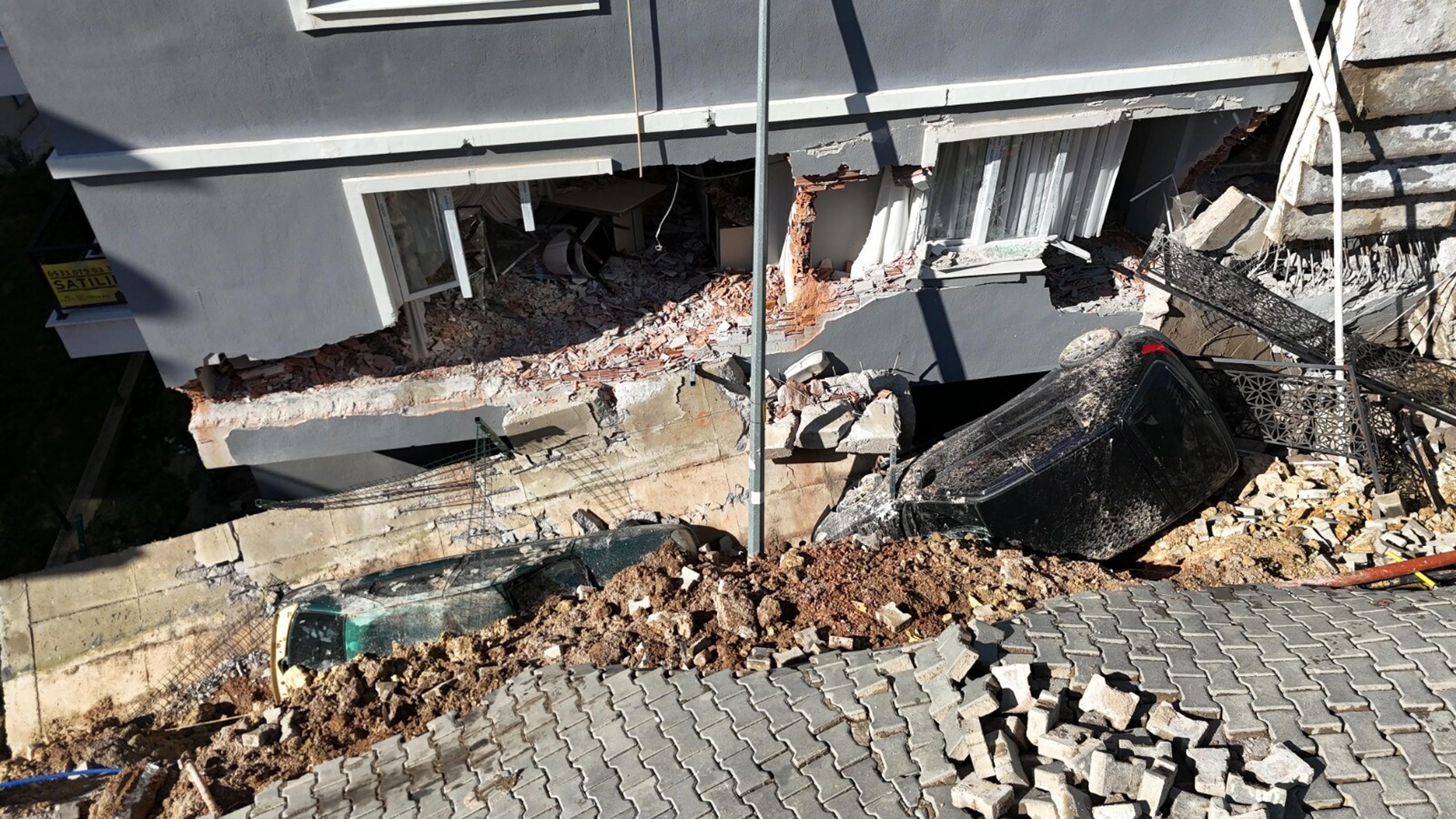 İzmir’de toprak kayması; 2 bina ve 7 araç zarar gördü