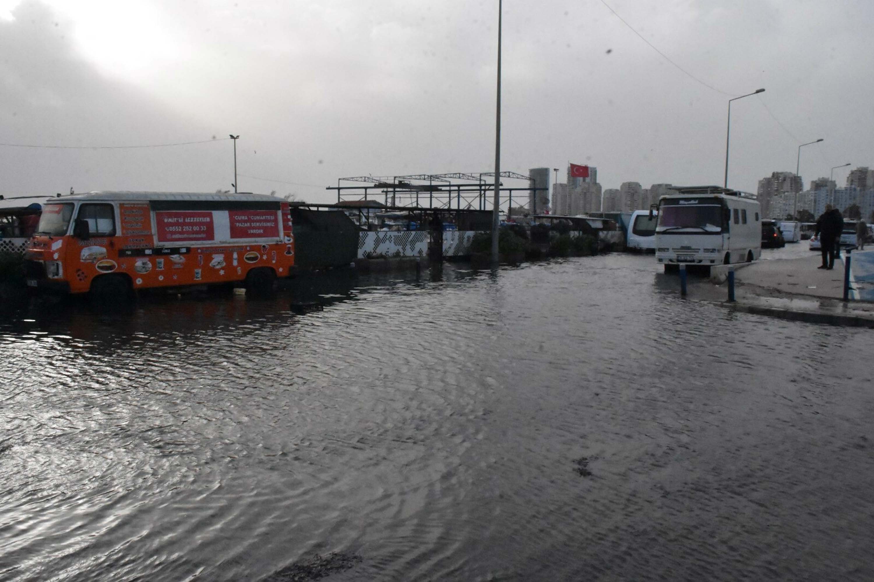 İzmir’de kuvvetli rüzgar etkili oldu; Karşıyaka'da deniz taştı