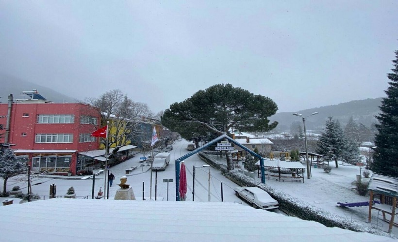 İzmir'in yüksek kesimleri beyaza büründü