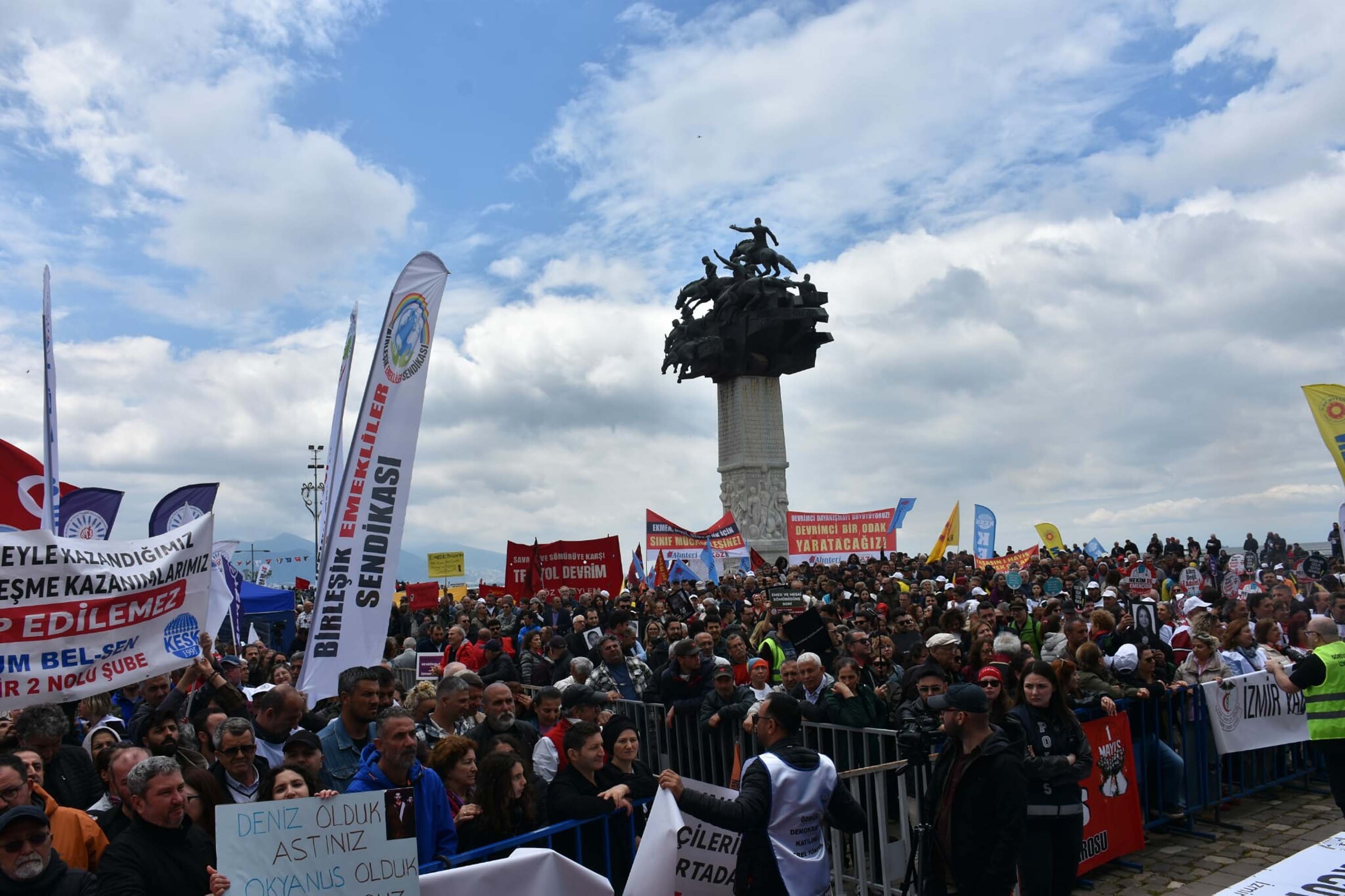 İzmir'de 1 Mayıs Emek ve Dayanışma Günü kutlandı