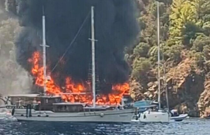 Fethiye’de koydaki tekne yandı, 115 yolcu suya atladı