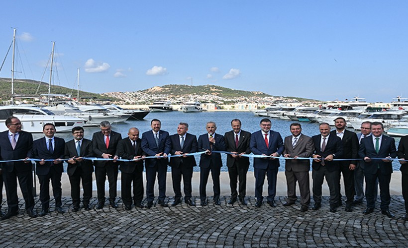 Bakanı Uraloğlu, Yeni Foça Yat Limanı'nı hizmete açtı