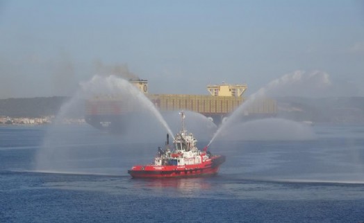 'Türkiye' ismi verilen dev gemi Çanakkale Boğazı'ndan geçti