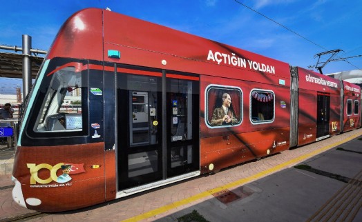 100'üncü yıla özel tramvaylar İzmir sokaklarında
