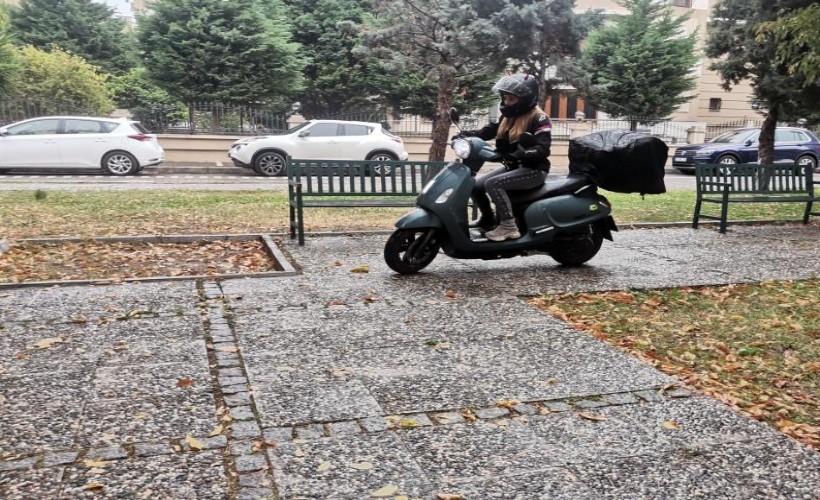 Başıboş sokak köpeği kadın motosiklet sürücüsünü canından ediyordu