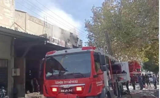 Bergama'da iş yerinde çıkan yangın söndürüldü