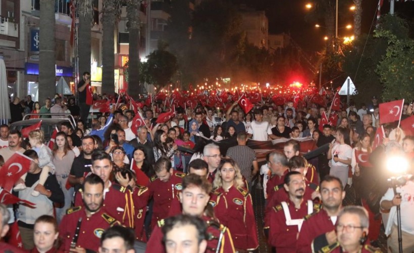 Cumhuriyet'in 100'üncü yıl coşkusu İzmir'in ilçelerini sardı