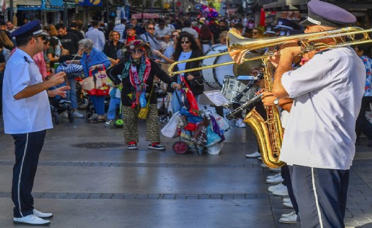 İzmir'de Cumhuriyet'in 100'üncü yılı kutlamaları bando konserleri ile sürüyor